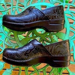 Dansko clogs Size 40. Smoke free home. Be sure to see all pictures. Thanks!